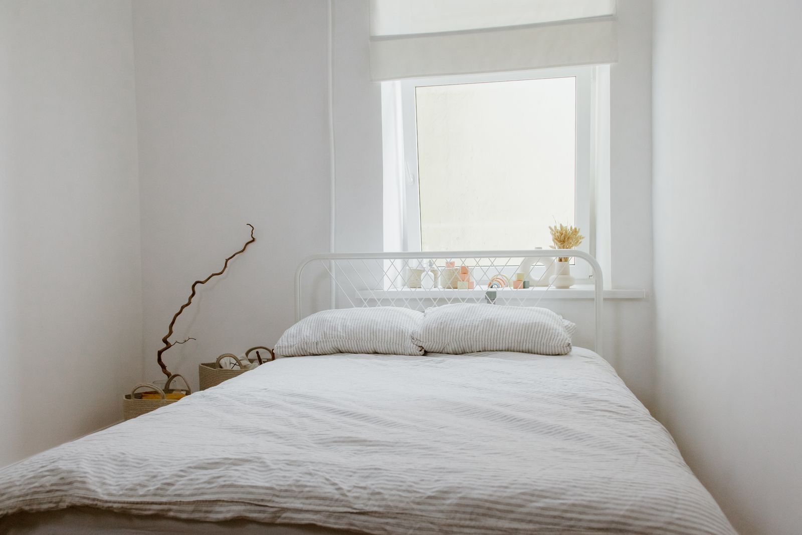 Helles, minimalistisches Schlafzimmer