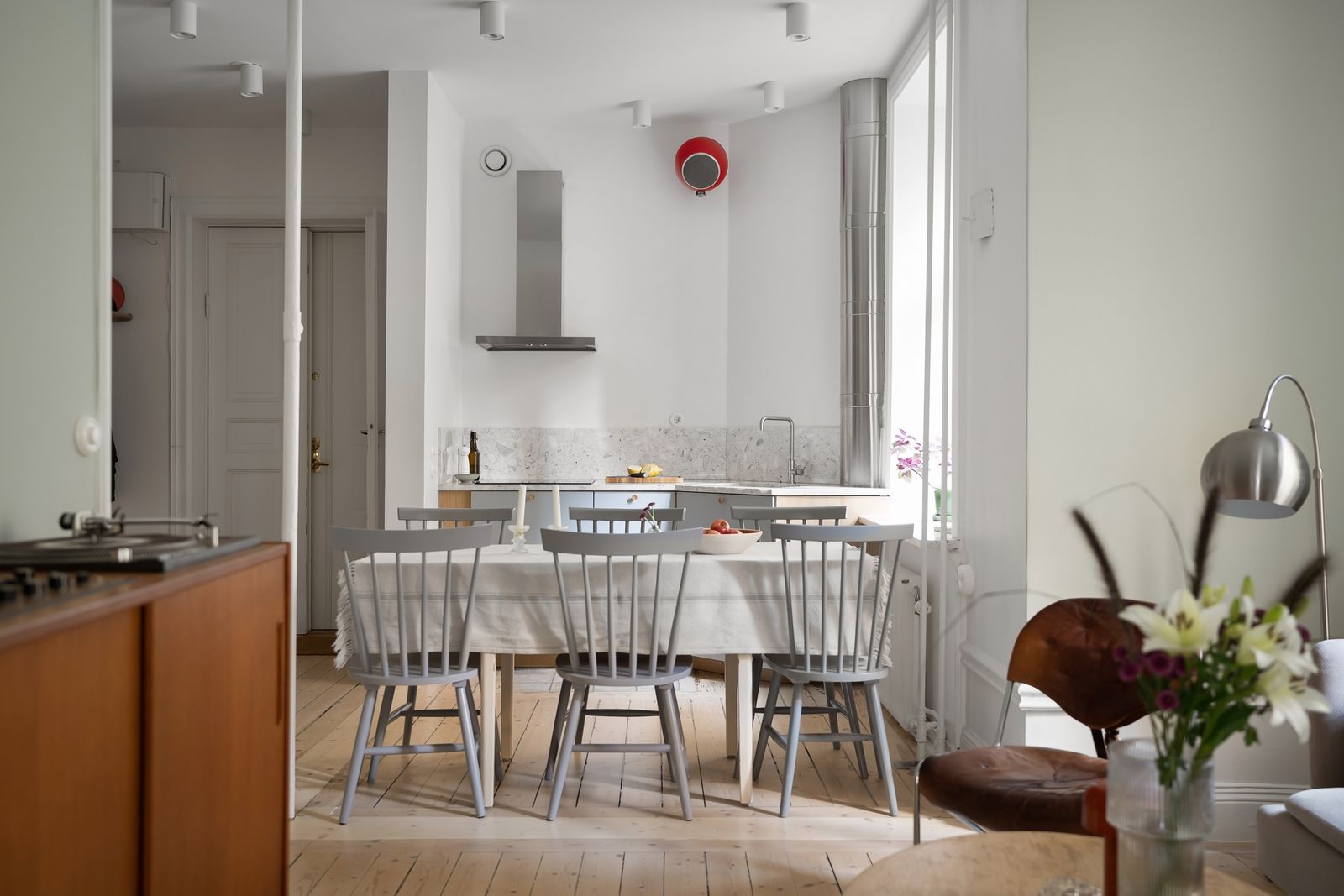Helle Wohnküche im sanierten Altbau
