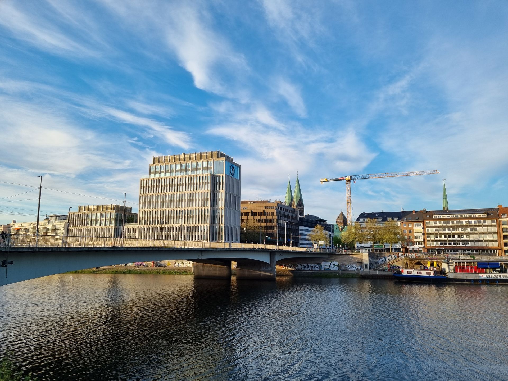 Modernes Bürogebäude am Rheinufer in Köln