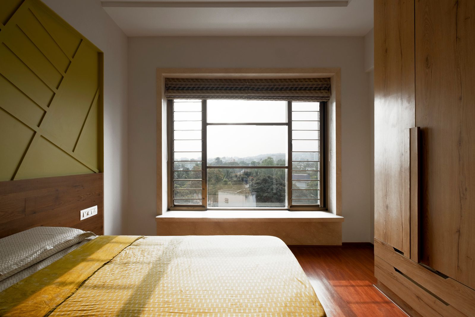 Schlafzimmer mit Holzvertäfelung und Fensterplatz