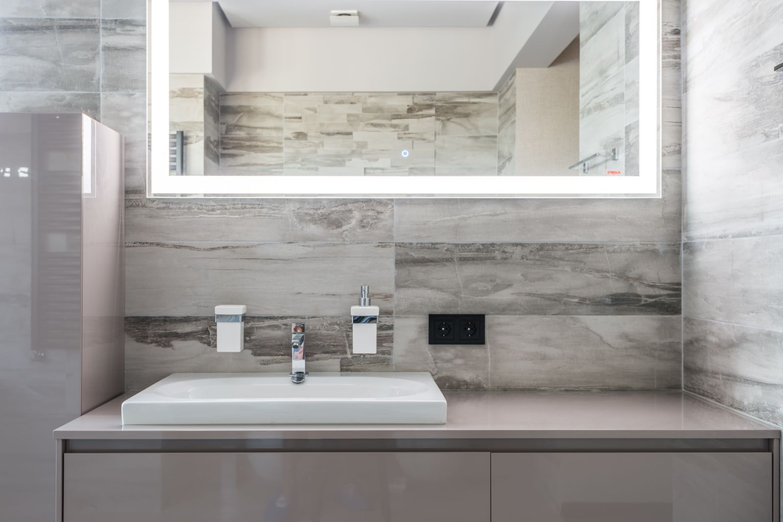 Elegantes Bad mit Naturstein-Optik