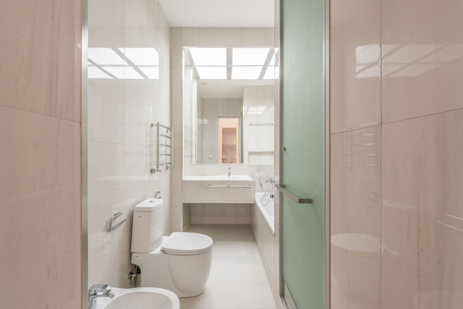 Modernes Badezimmer mit Glasdusche